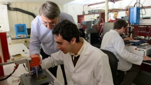 Dr. Doug Hopkins assists a student in the PREES Lab.